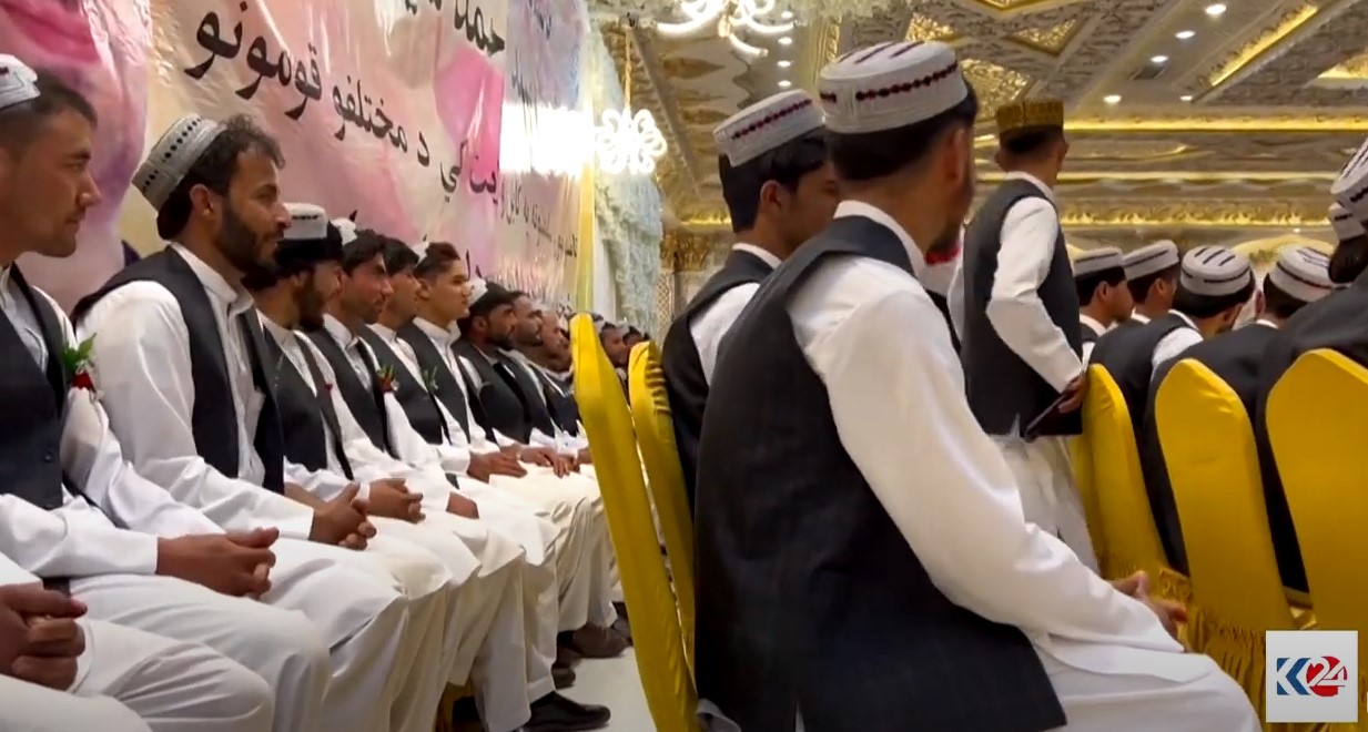 فيديو| بعد سنواتٍ من الخطوبة.. زفاف جماعي في أفغانستان يجمع 50 ثنائياً